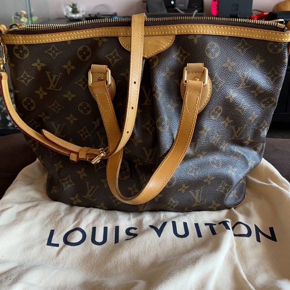 Louis Vuitton - Picture 3 of 5